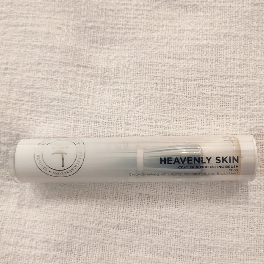 IT Cosmetics CC+ Skin Perfecting Brush 702 NEW